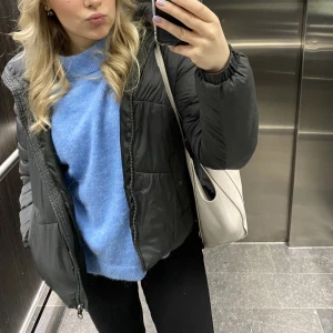 Blå stickad  - Blå stickad tröja från Ginas premium selection. Fint skick🩵🩵