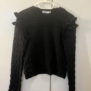 Stickad topp - Säljer denna superfina topp ifrån zara i storlek M!