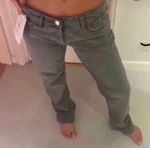Zara jeans - Lågmidjade slutsålda zara jeans, storlek 32. Säljer för 150kr. Lite slitna längst ner på benen