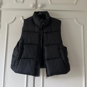 Puffer väst  - puffer väst från Lager157, nyinköpt och använd fåtal gånger. Liten i stl, det är en L men passar S-M 