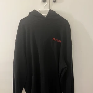 Playboy hoodie - Säljer denna fina playboy hoodien i storlek 32