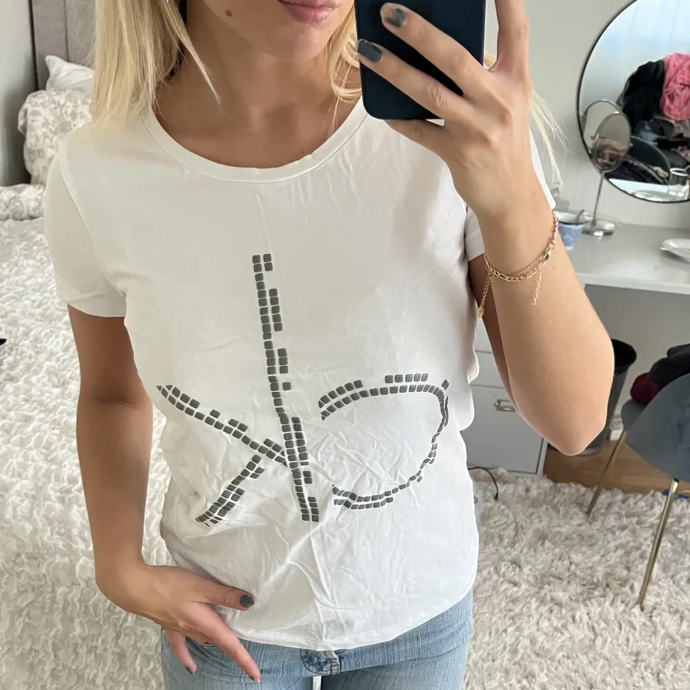 Skitcool stilren Calvin Klein tshirt som tyvärr inte kommit till användning, toppskick! Fri frakt 🥰🫶. T-shirts.