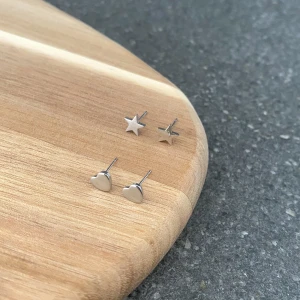 Örhängen - Information på bild 2 👉🏻  Stjärna 59kr/par, hjärta 55kr/par frakt ingår!  💌 Instagram - Vikiicom