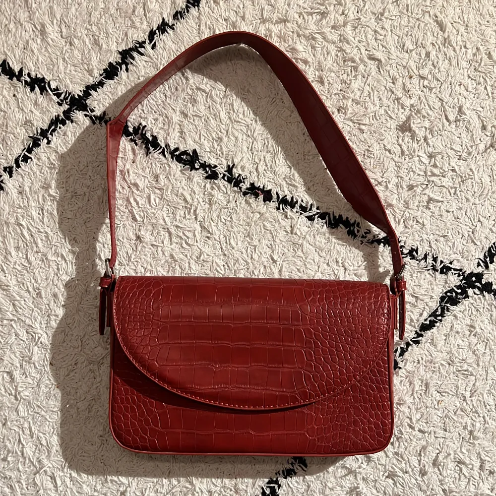 Röd handväska från Mango i nyskick. Väskor.