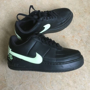 Nike air force 1 Jester XX - Avundsjuk på den som kan ha dessa. Små i storlek, därav precis för små för mig med 39 i vanliga fall. Knappt använda, med enda tecken på nvändning synligt på yttersulan, se bild. Vsg att rocka dem. 