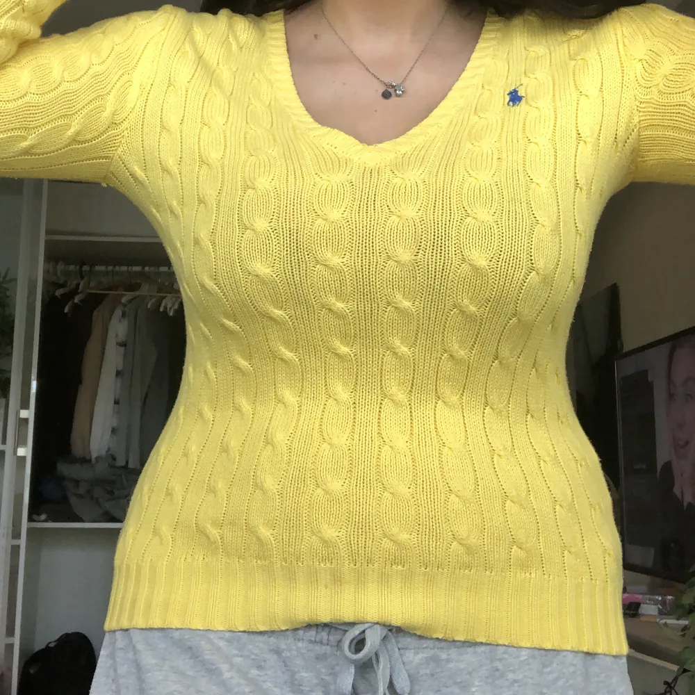 En gul ralph lauren stickad tröja. Använd 1 gång sen hängt i garderoben. Superfin men inte min stil . Den anpassar sig o man får jättefin figur i den.. Tröjor & Koftor.