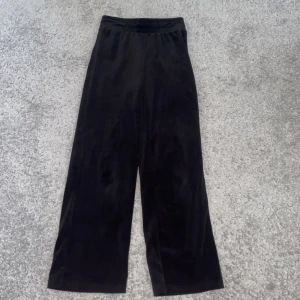 Svarta byxor🖤 - Säljer nu dessa svarta byxor från ginatricot i såå mysigt material. Säljs av skäl att dem blivit för små. De är i storlek 134/140. Pris går att diskuteras.❤️