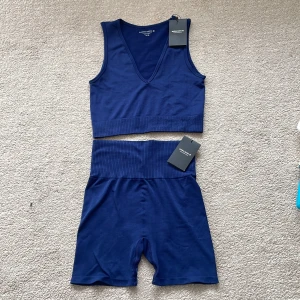 Björn borg träningssett  - Ett marin blått oanvänt träningssett från björn borg, med prislapp.  Storleken är s/m på både toppen och shortsen, men jag skulle säga att shortsen är mer xs/s alltså mindre. Toppen däremot är en s/m. Orginal pris är 300kr per plagg. 