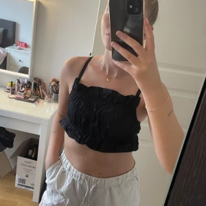 Kort svart topp Strl 38 - Kort topp från Divided🖤