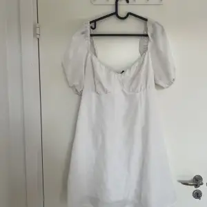 Säljer en vit klänning i storlek XL, enbart använd en gång! 