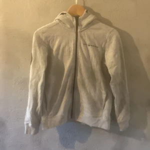 Tjocktröjan sail racing - Använd en gång annars som ny. Säljer pga för liten 