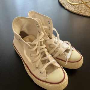 Convers höga vita - Ett par convers i storlek 36,5, köpta för flera år sedan då de användes ett fåtal gånger