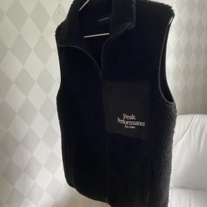 PEAK PERFORMANCE  - Säljer min peak väst som är i bra skick och använd få gånger