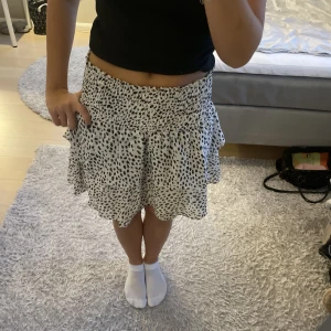 Kjol - Så himla fin volang kjol från Chelsea! Nypris 499 kr 💋 skriv för fler bilder, köparen står för frakten! ⭐️⭐️