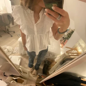 mango blus - säljer den här super super söta blusen från mango! köpt för ungefär ett år sen och sparsamt använd!❣️BUD PÅ 200kr!!