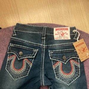 True religion jeans - Ett par trueys m lappen på, skit snygga men tycker tyvärr inte dom passar mig och dom e även lite för stora på mig:( köpte här på Plick och midjemåttet är 37 cm rakt över och innebenslängden är 75 cm!💗