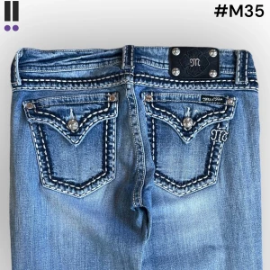 M35 lågmidjade bootcut missme jeans  - M35 MissMe jeans i model Boot 💜 Tag 30W 💜Midja (rakt över) 40cm 💜 Innerben 77cm 💜 Ytterben 101cm 💜 Benöppning 22cm 💜 uppsydda 💜Våra mått blir W=31 och L=30 💜 Men jämför alltid måtten med ett par jeans som sitter bra 💜
