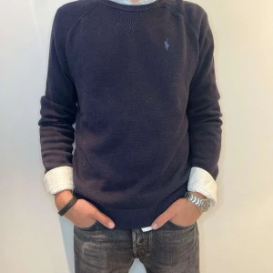 Mörkblå Ralph lauren tröja - Stickad mörkblå Ralph lauren tröja Storlek: L Sckik: 9/10 Nypris: 1699kr, vårt pris: 699kr