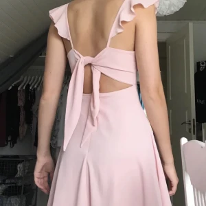 Klänning - Superfin, kort, ljusrosa klänning från bubbleroom i storlek xs. Mycket fint skick💞