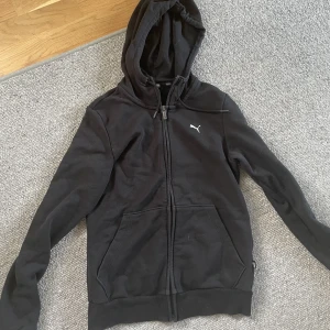 Hoodie - Puma hoodie med dragkedja, knappt använd, skriv gärna för fler bilder