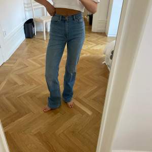 ”Khloe” jeans från stylein, denna färgen är helt slutsåld. Bra skick men lite slitning längst ner på benet pga byxorna är långa.  Nypris: 1799kr