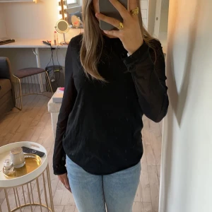 Svart tröja - Fin svart tröja med tunnare typ i ärmarna💗 Använd några gånger men i fint skick💗 Står ingen storlek eller märke men tror den är från Zara eller VeroModa och skulle uppskatta den vara i storlek S/M. Använd gärna köp nu knappen!