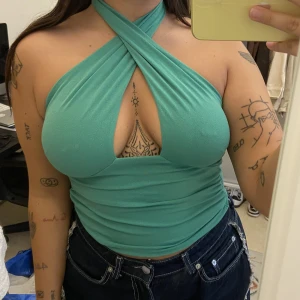 grön halterneck 🍀🍀 - från bikbok, knappt använd! sitter fett snyggt 🤓