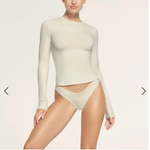 Skims LONG SLEEVE T-SHIRT - Long sleeve tröja från SKIMS. Storlek XS, men passar mig som brukar ha S/M. Tröjan är väldigt stretchig. Nyskick Nypris 695 kr