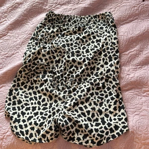 Byxdress  - En fin byxdress i storlek M. Använd ett fåtal gånger. Den är ärmlös. Den är i bra skick. Passar inte mig som är storlek XS