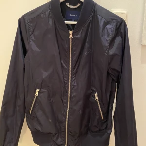 Gantjacka junior - Säljer min sons oanvända Gantjacka. Jag köpte den hösten -22 för 2000kr men hann inte använda den. Jackan är mörkblå & i stlk S vilket motsvarar 158