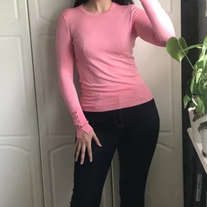 Mjuk rosa tröja - Rosa tröja med gulddetaljer. Den sista bilden visar hur färgen ser ut i verkligheten. Buren en gång eller provad men inte använd, minns ej. Hursomhelst, toppenskick. Ser lite skrynklig ut men går att få bort med en liten snabb strykning. 