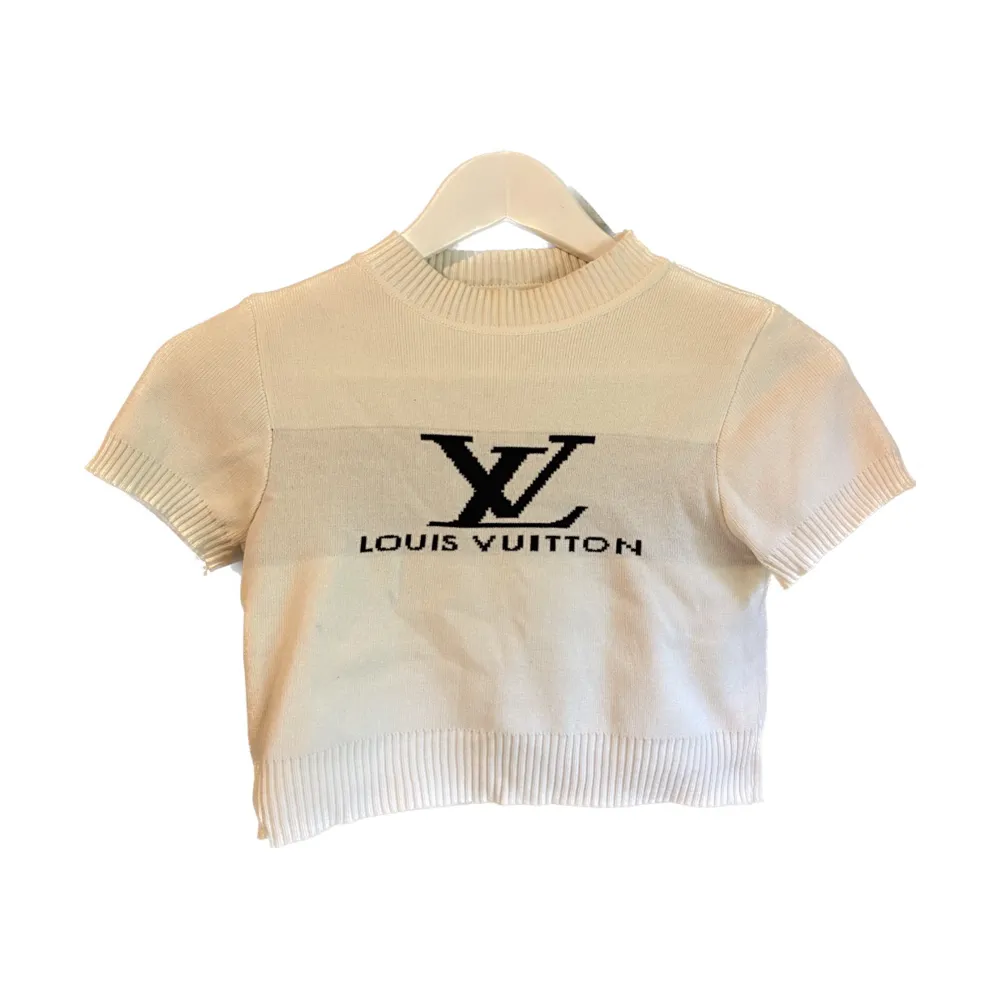 Världens coolaste Louis Vuitton-topp i Y2K-stil! Inte min stil längre och säljer därav 💕 Passar XS-S!. Toppar.