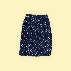 Prickig kjol - Prickig kjol i något slags silkestyg. Lite över knälängd!🧚🏼‍♀️ mörk marinblå färg, nöstan svart men ändå blå;)