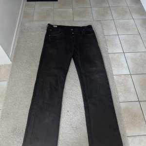 Levis 501 - Säljer mina Levis 501 så de är för små. Aningen solblekta därav det låga priset. Storlek 30 34