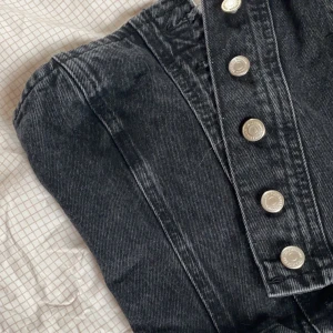 Svartjeans topp pull&bear - Säljer min super fina svarta jeans topp
