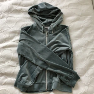 Velour hoodie - Säljer min supeeersnygga velour hoodie från gina young!! 💐💞 Om du är intresserad har jag även byxor som matchar till denna hoodie, om du kollar nästa inlägg!💘😻 Dem är sparsamt använda, inga defekter! ⭐️ Så himla mjuka och mysiga! 🍂🍁 Stl 158/164🫶🏼🫶🏼🫶🏼