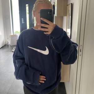 Nike hoodie köpt på plick för 800kr. Storlek XXL men sitter mer som L, oversized. Super fint skick!! Bud på 750kr, just nu!!!