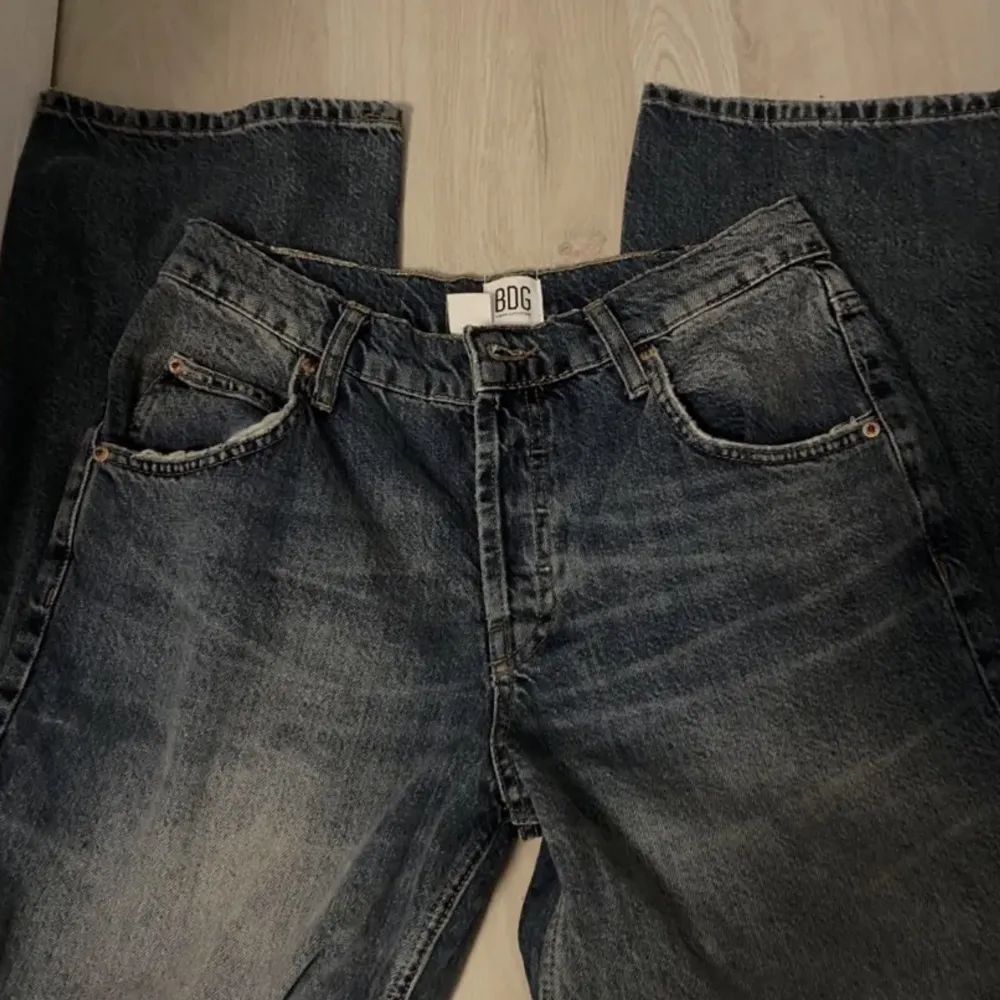 Baggy jeans från bdg, urban outfitters i London❤️ aldrig använda så i gott skick, men insydda i midjan! . Jeans & Byxor.