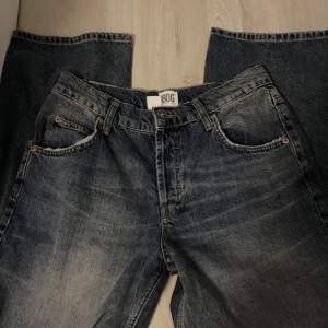 Baggy jeans från bdg, urban outfitters i London❤️ aldrig använda så i gott skick, men insydda i midjan! 