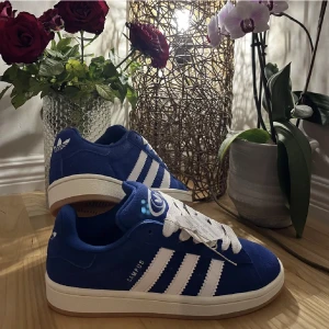 Adidas Campus 00s - Säljer dessa campus 00s som jag har köpt här på Plick för 1999kr, dem är helt nya å oanvända men de var för små för mig så säljer vidare, skriv om ni har några frågor! Pris går att diskutera!