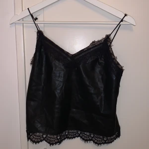 Läderlinne med spets - Läderimiterat linne med spets och v-neck formad, storlek Xs🌸Fint skick