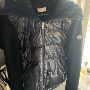 Moncler cardigan  - Köpt i moncler butiken i Stockholm i vintras! Kvitto o låda finns. Går att skanna cr kod❤️ nypris 7920kr. 