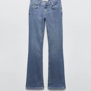 Ljusblå jeans - Skit snygga lågmidjade jeans från zara. Helt oanvända!! Säljer pga fel storlek💕💕