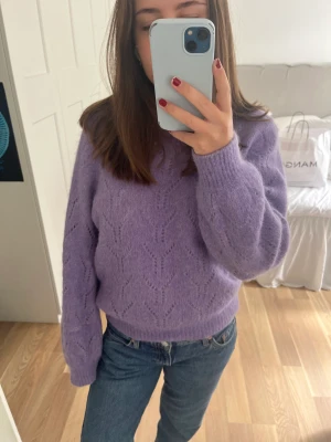 Stickad tröja - En jättefin lila stickad tröja från Lindex. I bra skick ❤️ Köparen står för frakten. Skriv för frågor eller mer bilder! ❤️