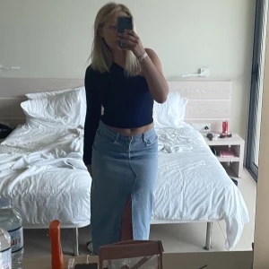 Lång jeanskjol  - Lång jeanskjol. Så snygg tvätt och äkta jeansmaterial. Den har en lång slit vid benen och har ”slitna” detaljer. 