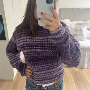 Stickad tröja - En jättefin mönstrad lila stickad tröja från Zara, använd fåtal gånger så i bra skick! I storlek M men passar mig som vanligtvis har S. Köparen står för frakten ❤️