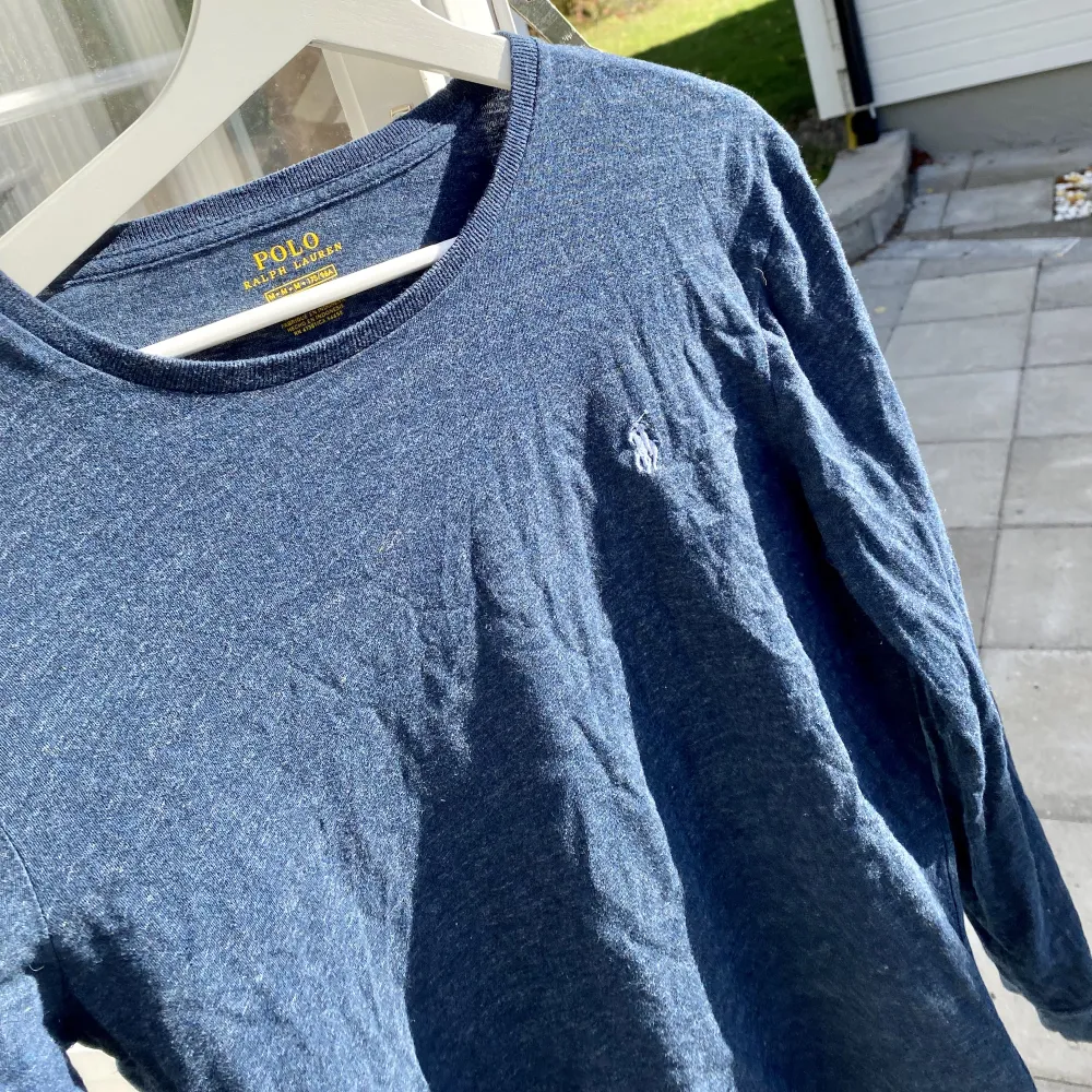 Hej, säljer en långärmad T-shirt från Ralph Lauren i Marinblå färg. Den är i väldigt bra skick. Storlek Medium och True To Size. Nypris 900kr. Tveka inte på att höra av dig. Pris inte hugget i sten. . T-shirts.
