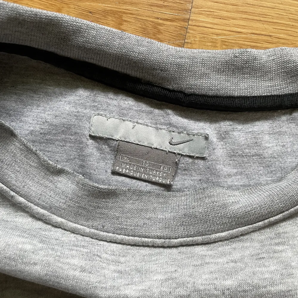 Grå Nike sweatshirt.  Tag säger Xl passar som L. Tröjor & Koftor.