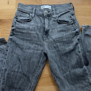 Zara Jeans!🙏🏼❤️‍🔥 - Jätte fina jeans från zara, använda 1 gång. Har inga defekter och ser ut oanvända! (Vill ha bort asap, ränsar garderob!) !!Tryck inte ”KÖP” direkt!!