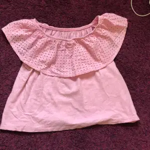 Supersöt rosa, mönstrad topp från Zara! Offshoulder, kort, från barnavdelningen 🩵 tyvärr har lappen klippts bort där bak, köptes utomblands ❤️säljer pga för liten, pris diskuterbart  